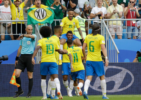 Brazīlijas futbola izlases spēlētāji līksmo par gūtajiem vārtiem.