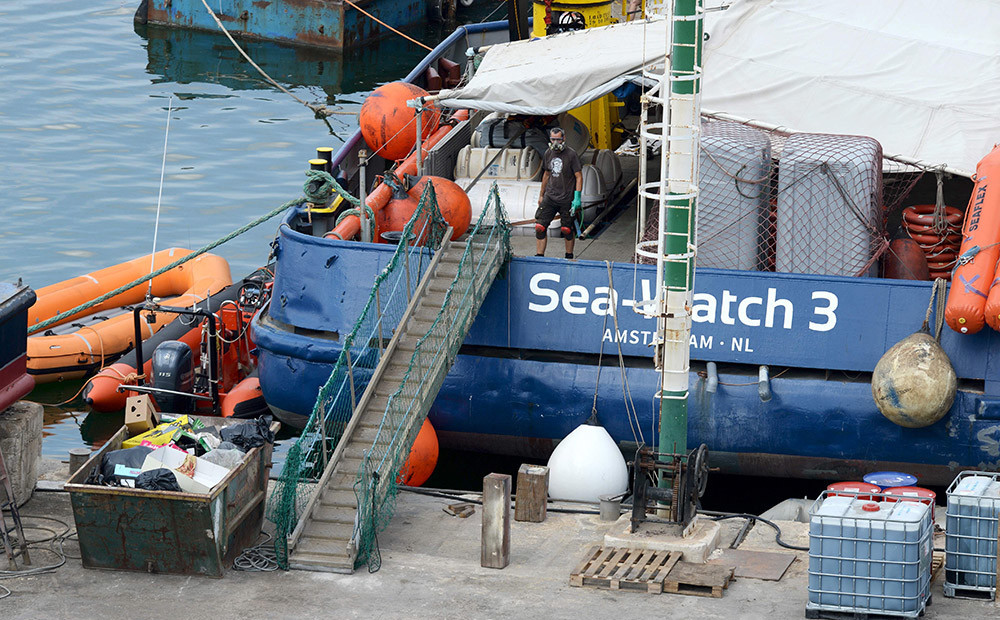 Maltā aizturēts vēl viens migrantu glābšanas kuģis