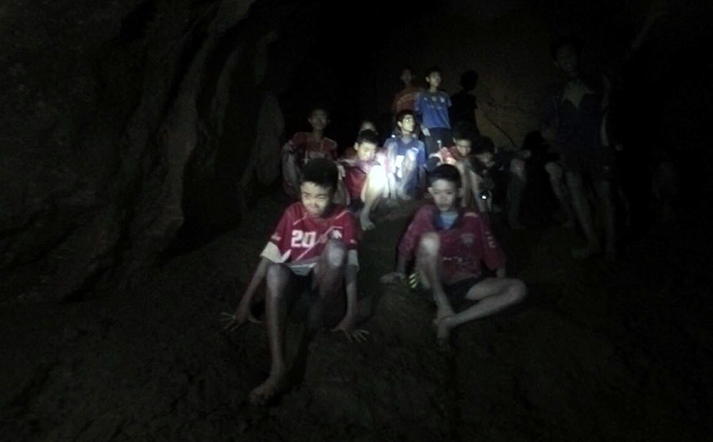 Laimīga izglābšanās: Taizemē atrasti pirms 9 dienām alā pazudušie 12 zēni un viņu treneris