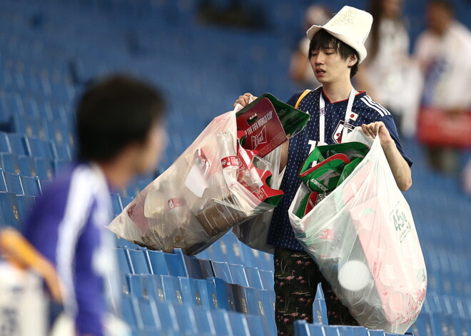 Kārtību mīlošie Japānas futbola fani pēc sevis sakopj tribīnes Pasaules kausa izcīņas finālturnīra laikā.