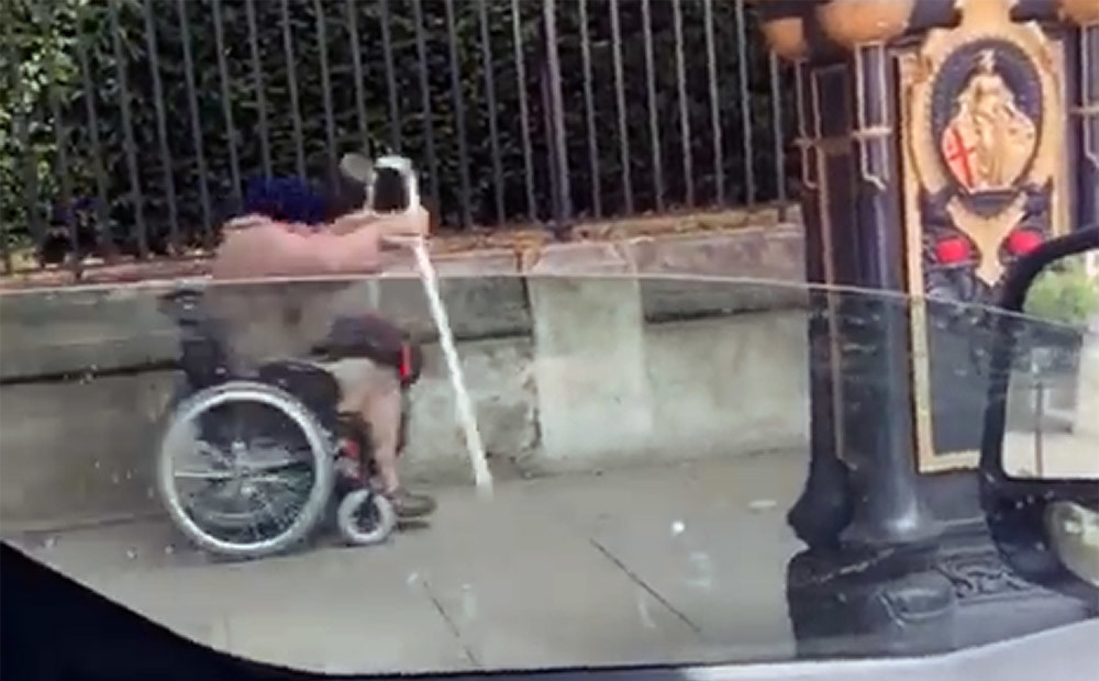 VIDEO: Anglijā sāpīgi avarē steidzīgs cilvēks ratiņkrēslā