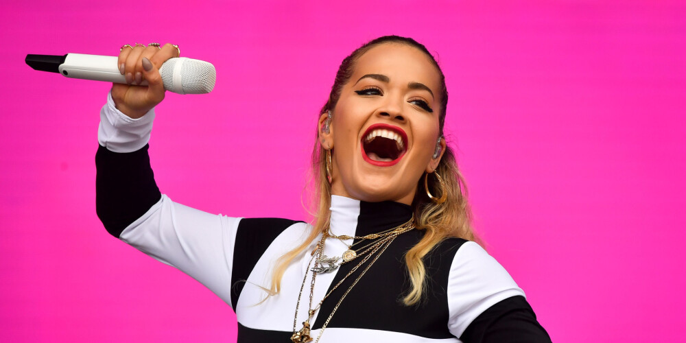 Augustā Siguldā dziedās britu mūzikas zvaigzne un "Greja nokrāsu" aktrise Rita Ora