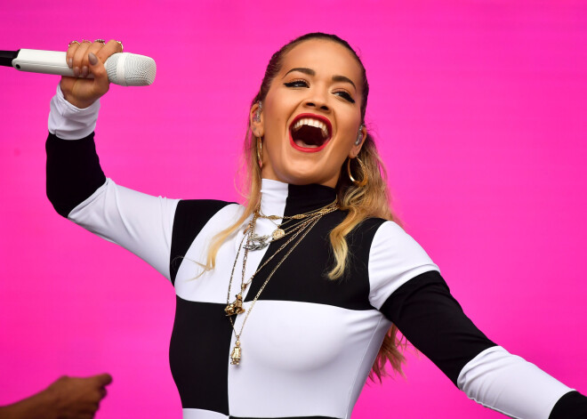 Augustā Siguldā dziedās britu mūzikas zvaigzne un "Greja nokrāsu" aktrise Rita Ora