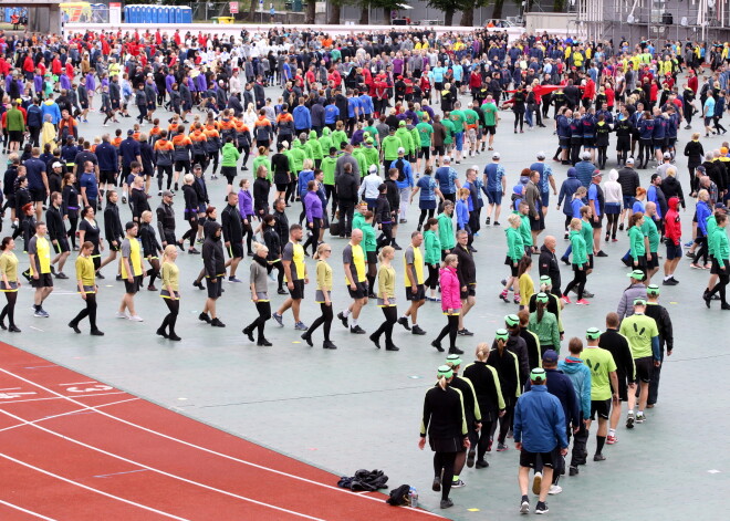 Aizturēts cilvēks, kurš virs Daugavas stadiona lidinājis dronu; draud gana liels naudas sods