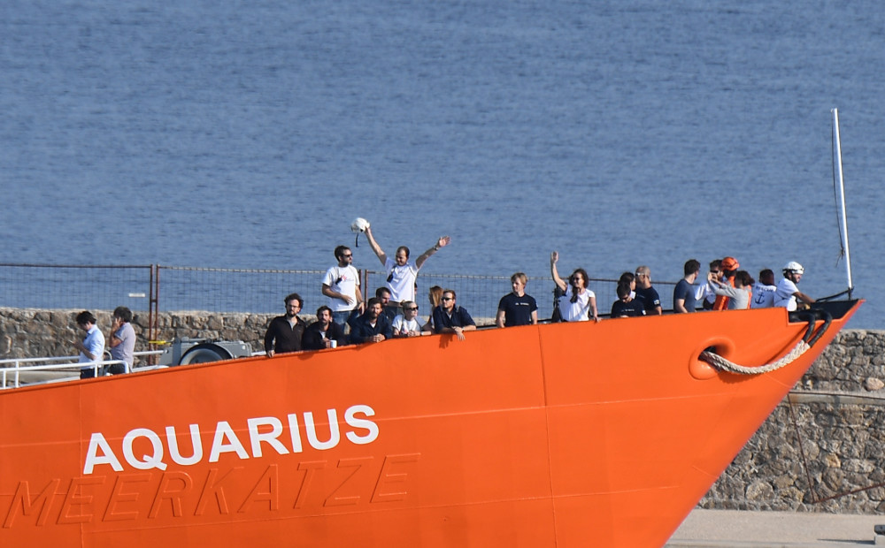 Francija piešķirs patvērumu 80 migrantiem no kuģa 