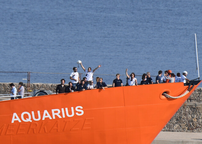 Francija piešķirs patvērumu 80 migrantiem no kuģa "Aquarius"