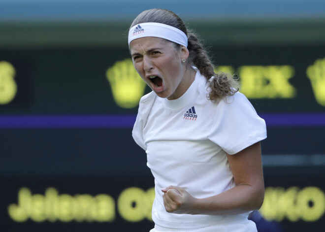 Ostapenko ar grūtībām Vimbldonas čempionāta pirmajā kārtā pieveic maz zināmo Dannu