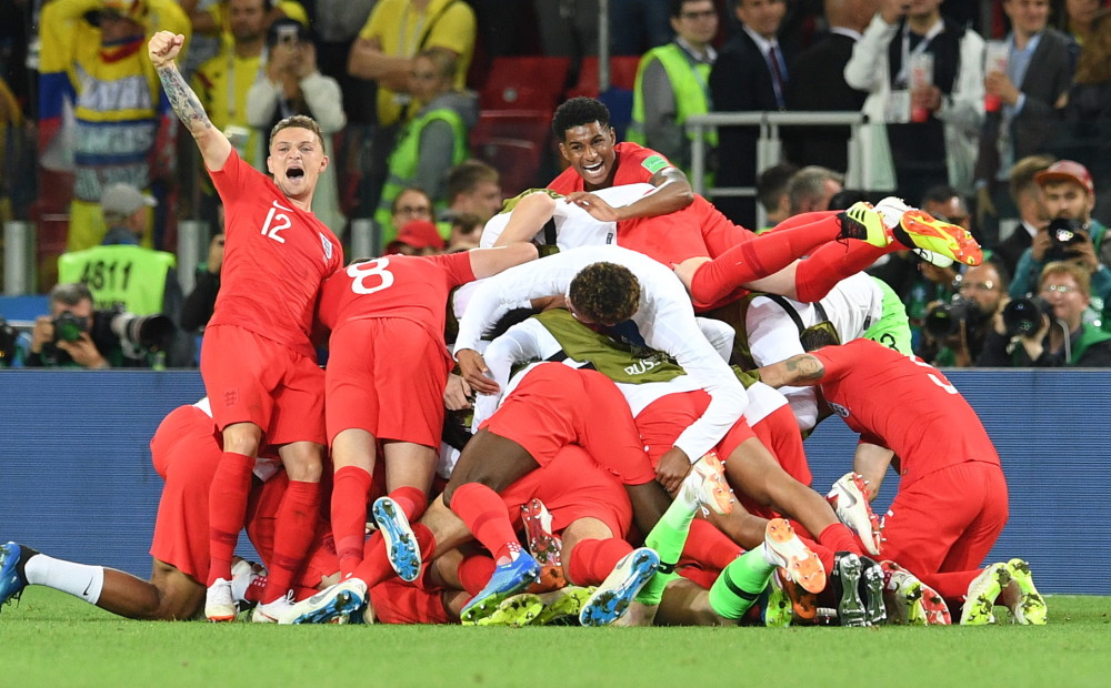 Anglijas futbolisti izlaiž uzvaru pamatlaikā, bet 