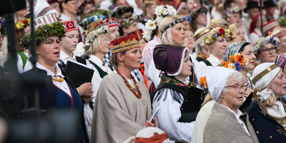 FOTO: Esplanādē uzstājas pasaules latviešu dienu koru un folkloru kopas 