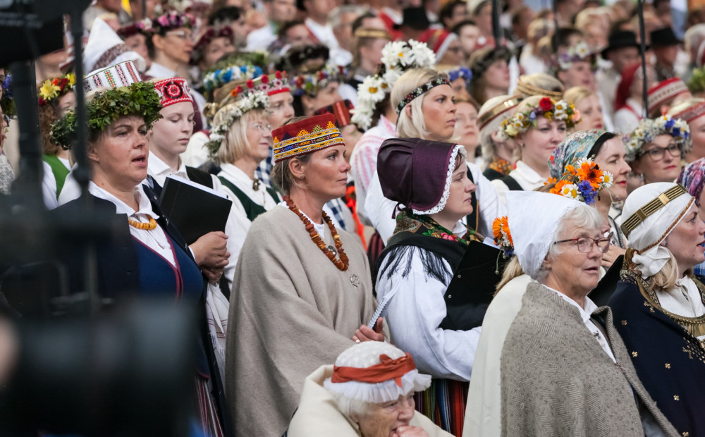 FOTO: Esplanādē uzstājas pasaules latviešu dienu koru un folkloru kopas 