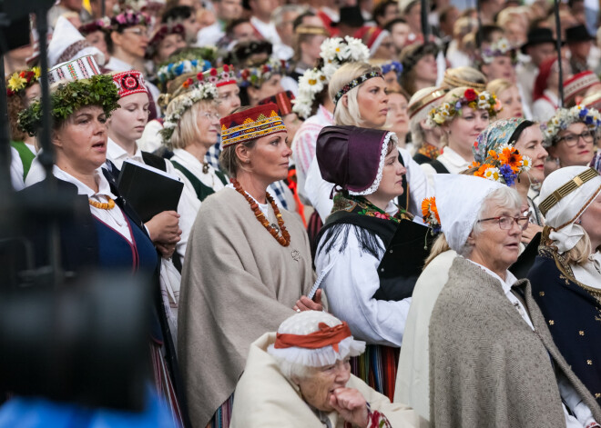 FOTO: Esplanādē uzstājas pasaules latviešu dienu koru un folkloru kopas 