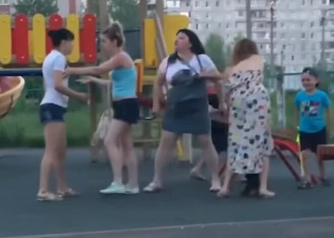 Пьяные мамочки устроили драку на детской площадке при рыдающих малышах