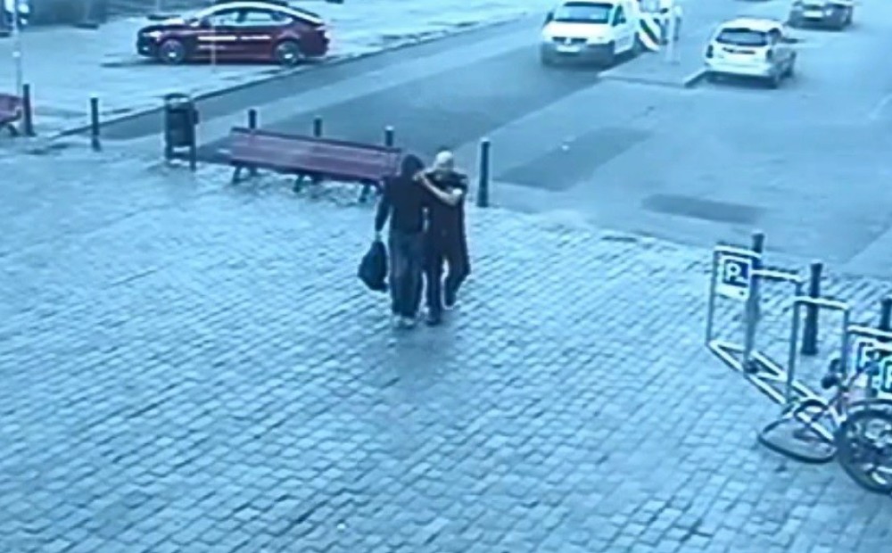 VIDEO: apmaiņā pret sodu velozaglis sola Rīgas domē berzt grīdas, bet policisti ir nepielūdzami