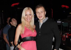 Katrīne ar meitām palikusi dzīvoklī Teikā, bet Kaspars aptuveni pirms mēneša pārcēlies citur. 