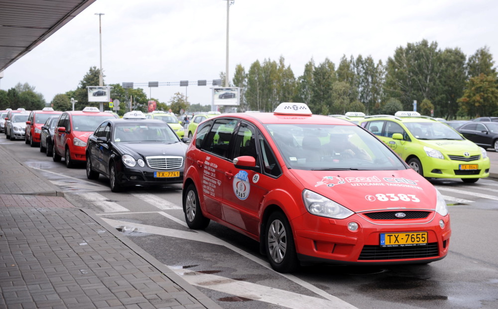 Taksisti vienojas: maksa par braucienu no lidostas līdz Rīgas centram nebūs dārgāka par 25 eiro