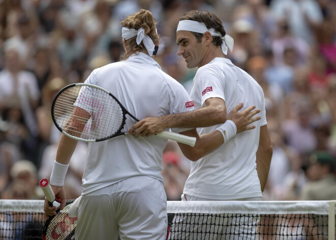 Federers iekļūst Vimbldonas turnīra trešajā kārtā; Vozņackai - zaudējums