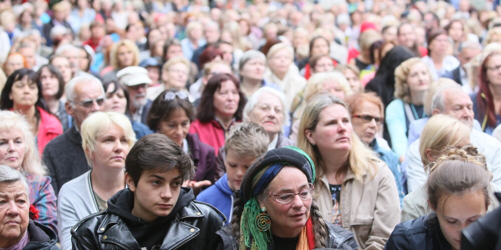 FOTO: simtiem skatītāju Vērmanes dārzā bauda dziesminieku koncertu "Austraskoks"