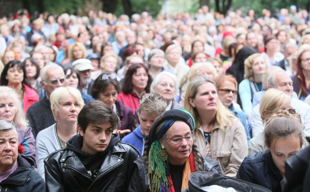 FOTO: simtiem skatītāju Vērmanes dārzā bauda dziesminieku koncertu 
