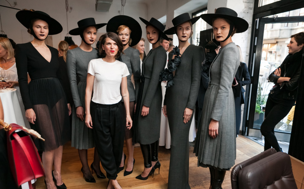 Modes pazinēji novērtē Vecmanes jauno kolekciju un tērpu fotoizstādi