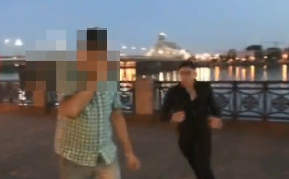 VIDEO: Viņš pēkšņi pienāca un sāka sist - lūdz atpazīt vīrieti, kurš krastmalā uzbruka 2 puišiem
