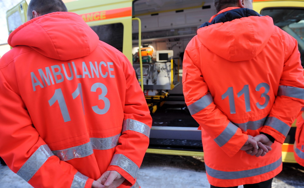 Rīgā mediķi atdzīvinājuši divus bezsamaņā atrastus vīriešus, vienam jau bija iestājusies klīniskā nāve