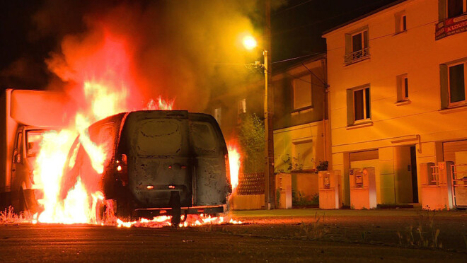 Naktī uz piektdienu jaunieši Nantes priekšpilsētās atkal iesaistījās sadursmēs ar policiju, un dedzināja automašīnas.