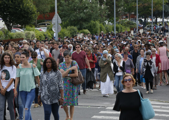 Ceturtdienas vakarā Nantes ielās izgāja aptuveni 1000 cilvēku, pieprasot "taisnīgumu Abu" un viņa nāves apstākļu izmeklēšanu.