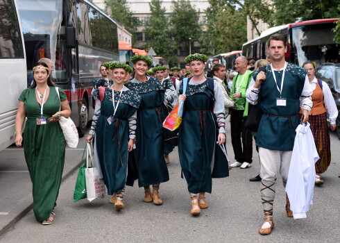 XXVI Vispārējo latviešu Dziesmu un XVI Deju svētku dalībnieki pirms deju lieluzveduma ''Māras zeme'' ģenerālmēģinājuma ''Daugavas'' stadionā.