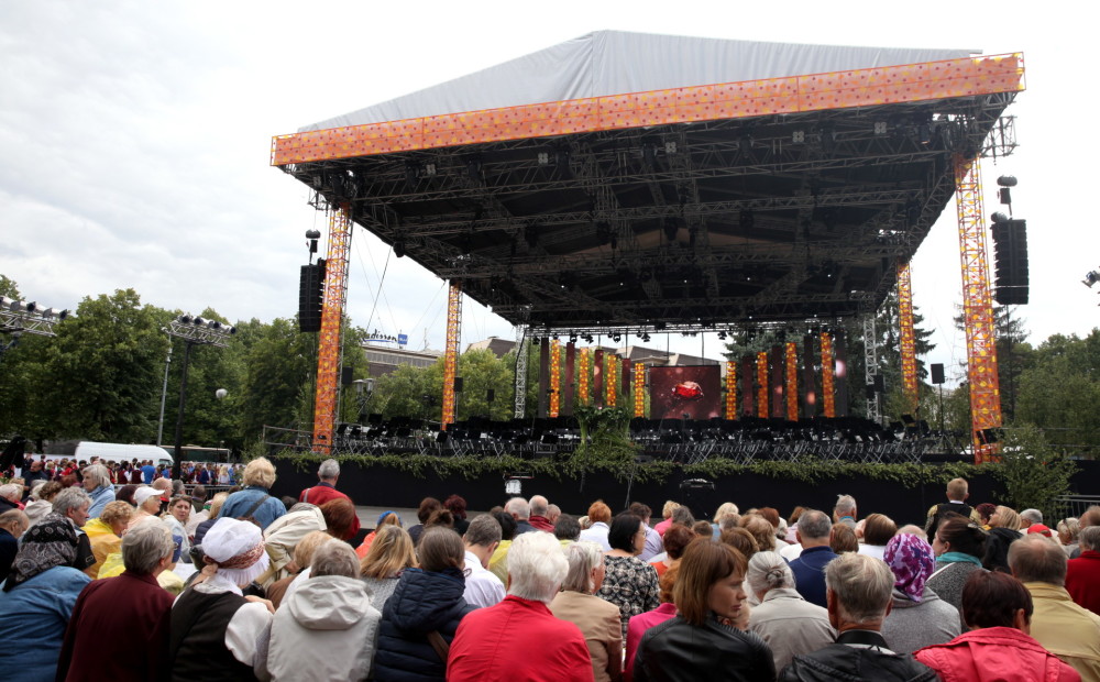 FOTO: 500 pūtēji no visas Latvijas priecē bezmaksas koncertā Esplanādē