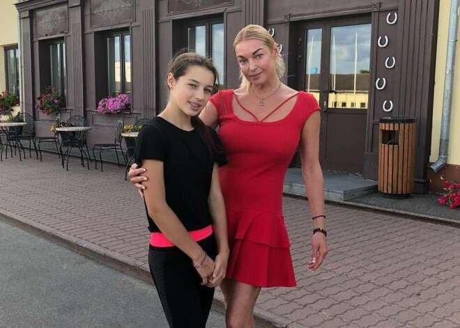 Дочь Волочковой сломала руку, упав с лошади