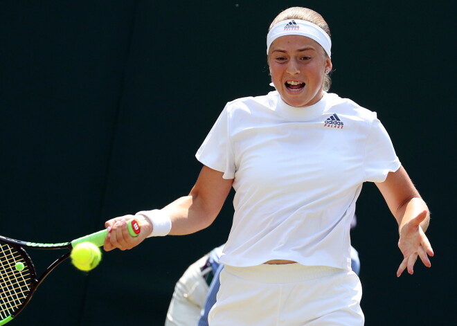 Latvijas sieviešu tenisa pirmā rakete Aļona Ostapenko sestdien Vimbldonas čempionāta trešās kārtas mačā ar rezultātu 6-0, 6-4 pārspēja Krievijas sportisti Vitāliju Djatčenko, iekļūdama turnīra astotdaļfinālā.
