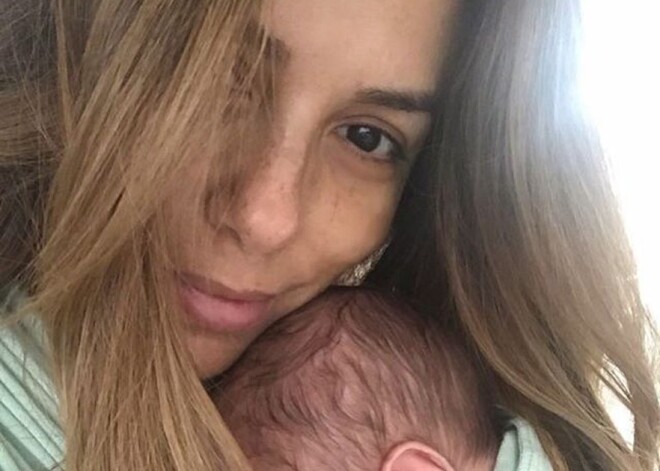 43-летняя звезда "Отчаянных домозяек" опубликовала трогательный снимок с новорожденным первенцем