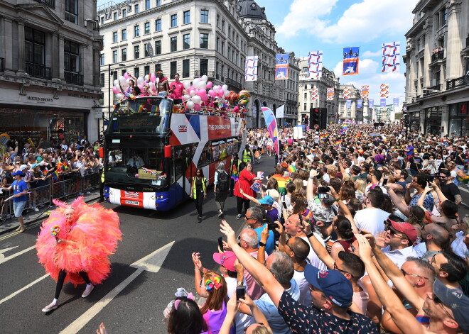 Londonas praidā sestdien pirmo reizi piedalījušies arī uniformās tērpti Lielbritānijas jūras kājnieki, kuru priekšgalā soļoja viņu orķestris.