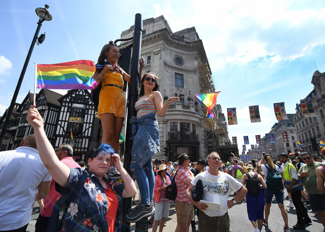 Tūkstošiem cilvēku iziet Londonas ielās, lai piedalītos praidā