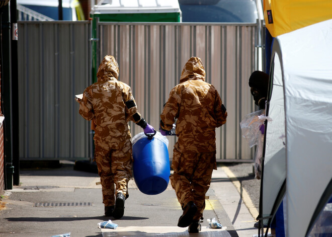 Lielbritānijas tiesu medicīnas eksperti turpina meklēt avotu, no kura britu pāris Eimesberi saindējās ar nervus paralizējošo vielu "Novičok", un šie meklējumi var ilgt nedēļas vai pat mēnešus, atzinušas britu amatpersonas.
