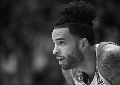 Tailers Hanejkats savā dzīvesvietā Losandželosā bija iebarikādējies dzīvoklī un konfliktā ar policiju apšaudes laikā zaudējis dzīvību.