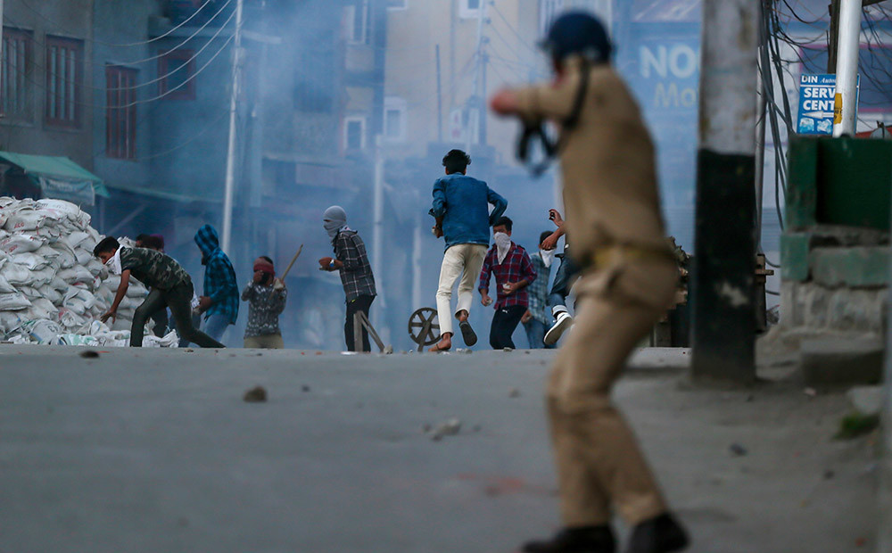 Indijas karavīru un protestētāju sadursmē nogalināti vairāki civiliedzīvotāji