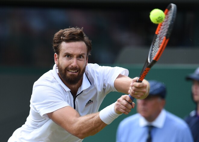 Latvijas vīru tenisa pirmā rakete Ernests Gulbis sestdien Vimbldonas čempionāta trešās kārtas spēlē ar rezultātu 7-6 (7:2), 4-6, 5-7, 6-3, 6-0 pārspēja planētas trešo raketi Aleksandru Zverevu, svinēdams pēdējo gadu nozīmīgāko uzvaru un iekļūdams turnīra astotdaļfinālā.