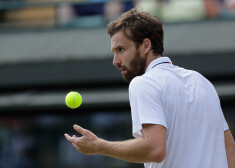 Gulbis izšķirošajā setā bija neapturams un nobreikoja Zvereva pirmās trīs serves.