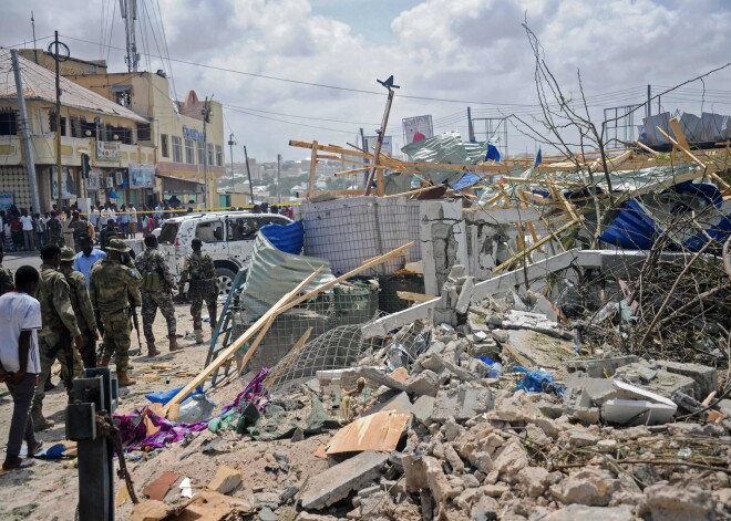 Līdzās prezidenta pilij automašīnā uzspridzinājās pašnāvnieks. Pēc kāda laika nogranda otrs sprādziens, kas bija vērsts pret policijas iecirkni. Pēc tam uzbrucēji ar ieročiem uzbruka valdības mājai, kur atrodas drošības un iekšlietu ministrijas.