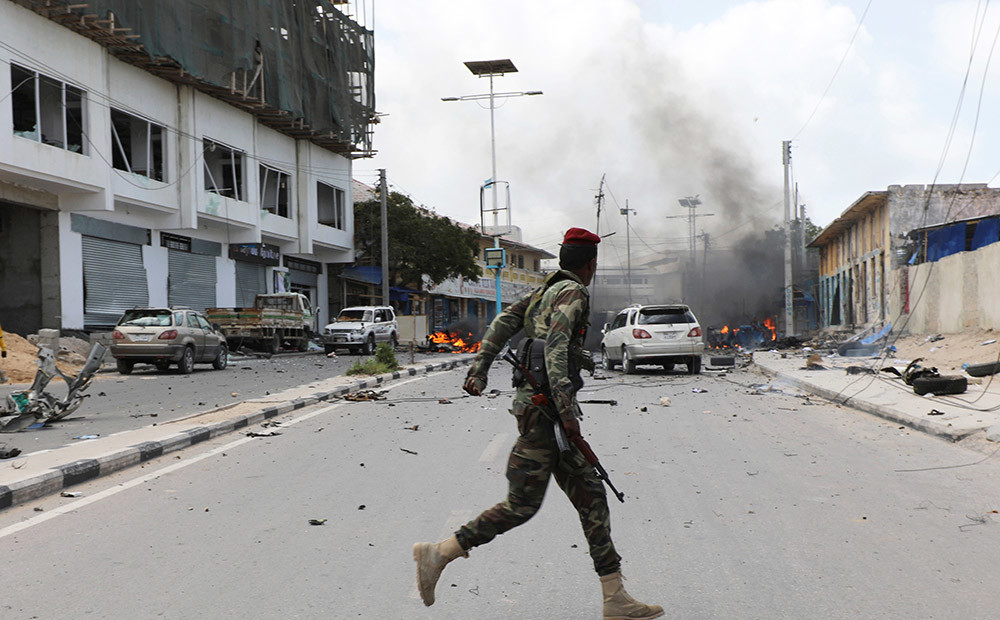 Somālijas galvaspilsētu satricina koordinēti teroristu uzbrukumi