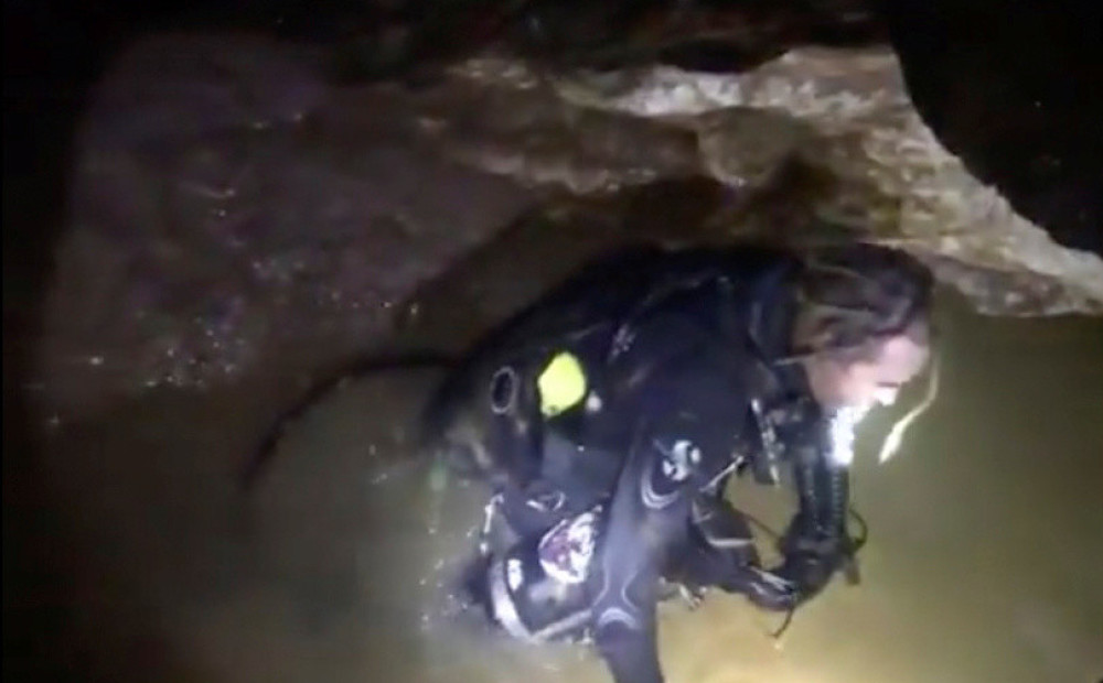 Какую вещь бекки нашли спасатели в пещере. Спасательная операция в Тайланде в пещере 2018. Спасение детей в пещере в Тайланде. Спасение детей из пещеры в Таиланде 2018. Дети в пещере в Таиланде.