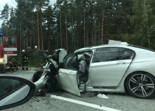 Uz Jūrmalas apvedceļa pie Spuņciema notikusi smaga avārija - slimnīcā 5 cilvēki