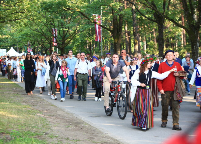 FOTO: sapucējušies un pacilātā omā ļaužu tūkstoši piepildījuši skatītāju rindas Mežaparkā