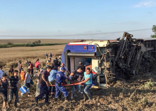 Traģēdija Turcijā: ceļā uz Stambulu no sliedēm noskrien cilvēku pilns vilciens, 10 mirušie