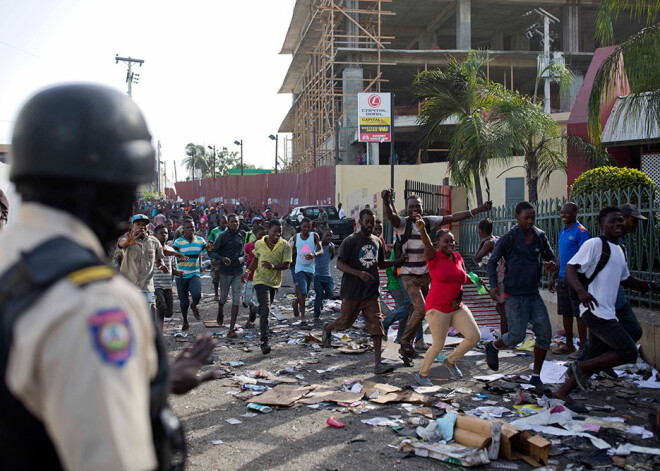 Benzīna cenu paaugstināšana Haiti izraisa nemierus, kas prasījuši cilvēku upurus