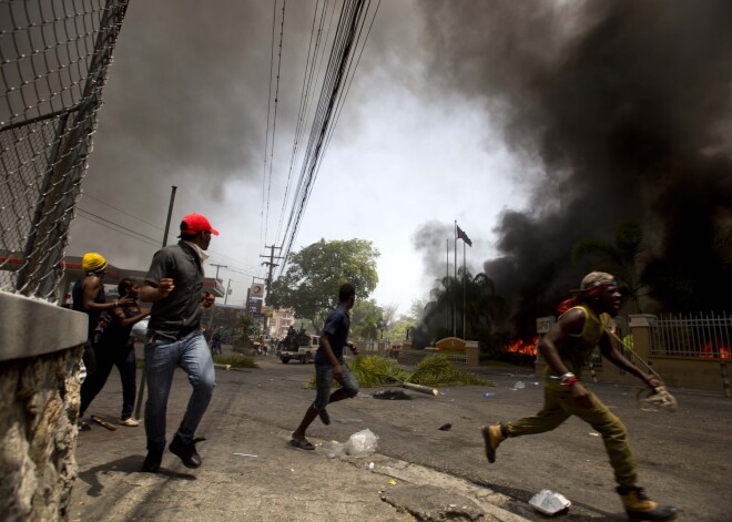 Nemieros, kurus izraisījis ievērojams degvielas cenu pieaugums, Haiti nedēļas nogalē gājuši bojā vairāki cilvēki, svētdien ziņoja vietējie mediji.