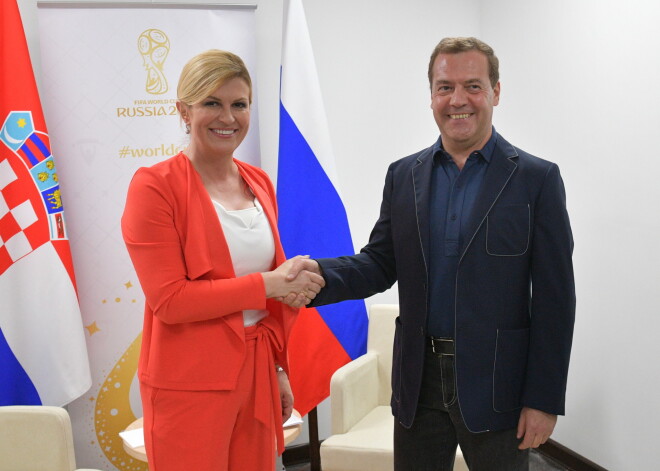 Horvātijas prezidente Kolinda Grabara-Kitaroviča Sočos tiekas ar Krievijas premjerministru Dmitriju Medvedevu.