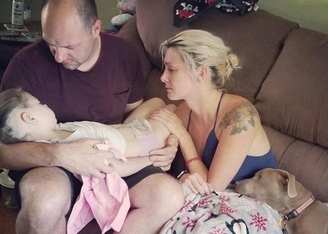 Родители поделились душераздирающей фотографией умирающей дочери