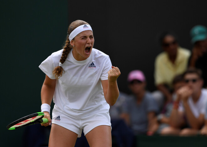 Latvijas sieviešu tenisa pirmā rakete Aļona Ostapenko pirmdien Vimbldonas čempionāta ceturtās kārtas mačā ar rezultātu 7-6 (7:4), 6-0 pārspēja Baltkrievijas sportisti Aļaksandru Sasnoviču, otro reizi karjerā iekļūstot turnīra ceturtdaļfinālā.